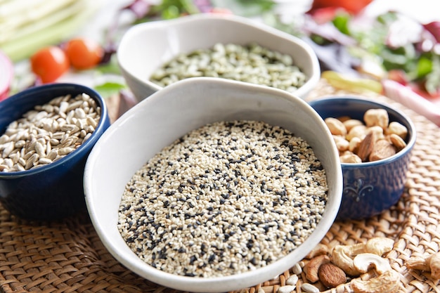 Fechar uma tigela de sementes de chia e outros alimentos saudáveis na mesa da cozinha