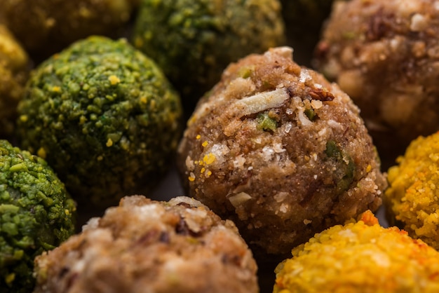 Fechas de bolas de avena o fruta seca Laddu en un plato de embalaje de caja de regalo, enfoque selectivo