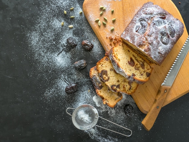 Fechas caseras pan con nueces sobre una mesa negra