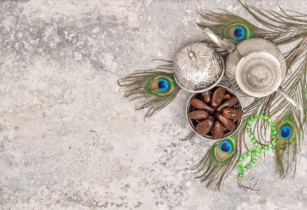 Fechas decoración de plumas de pavo real Concepto de hospitalidad oriental