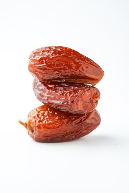 Fechas frutas tunecinas fechas de miel tunecinas o kurma tunisia madu aisladas sobre fondo blanco