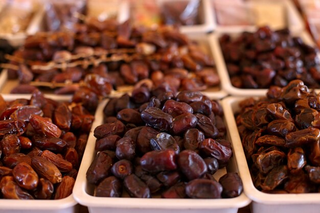 Foto fechas, frutos secos, en el mostrador del mercado.