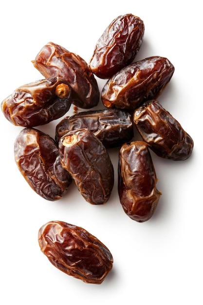 Fechas de nueces aisladas sobre un fondo blanco