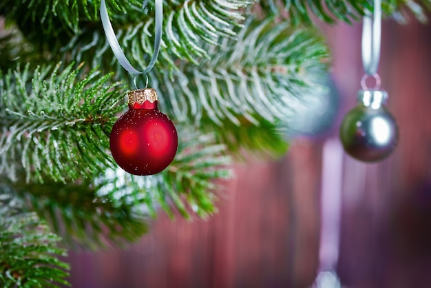 feche a árvore de natal com enfeites