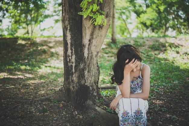 Feche a bela e triste mulher asiática de um amor não exigidoela pensa tanto sobre a vida do namorado sem amor