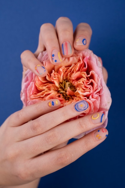 Feche a bela manicure e flor rosa