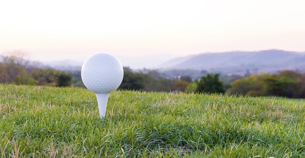 Foto feche a bola de golfe no design do banner do campo de golfe