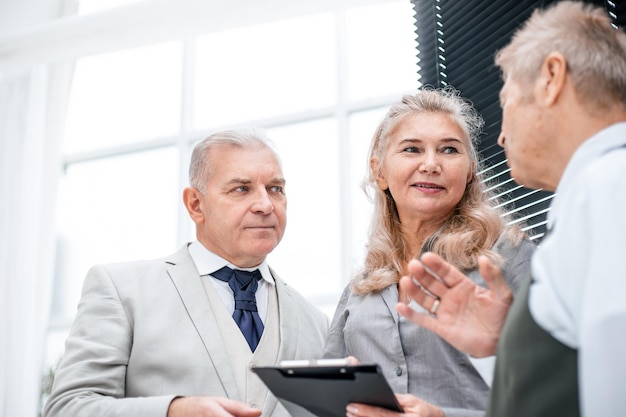 Foto feche a cabeça com assistentes discutindo um novo plano de trabalho