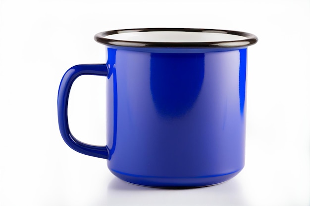 Feche a caneca azul. Xícara azul do Parlamento para chá ou sopa isolada em fundo branco.