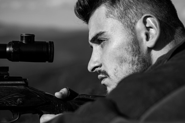 Foto feche a carabina dos atiradores na caça ao ar livre closeup target com visão óptica rifles de caça americanos período de caça temporada de verão