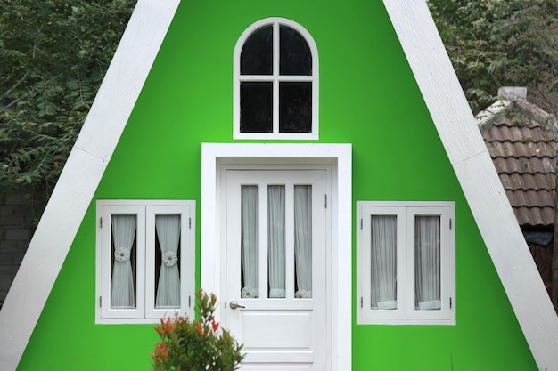 Feche a casa triangular ou a casa da pirâmide com a cor verde dominante