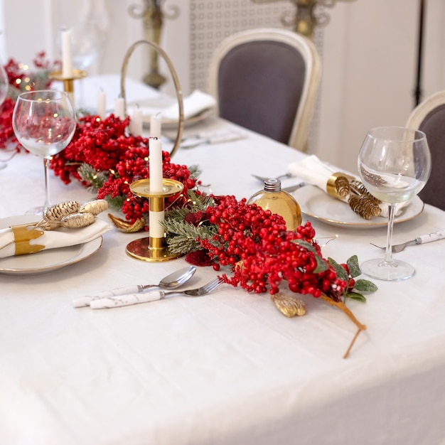 Feche a configuração da mesa de natal e ano novo em cores naturais, brancas e vermelhas