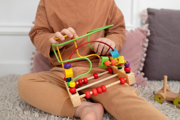 Foto feche a criança brincando com brinquedo educativo