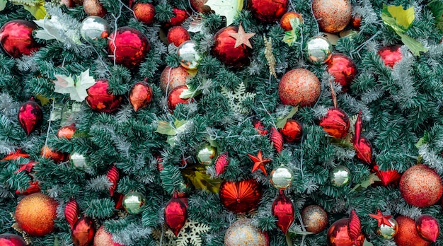 Feche a decoração da árvore de Natal com bola vermelha, bola de ouro, floco de neve dourado, estrela vermelha. Fundo de Natal. Natal.