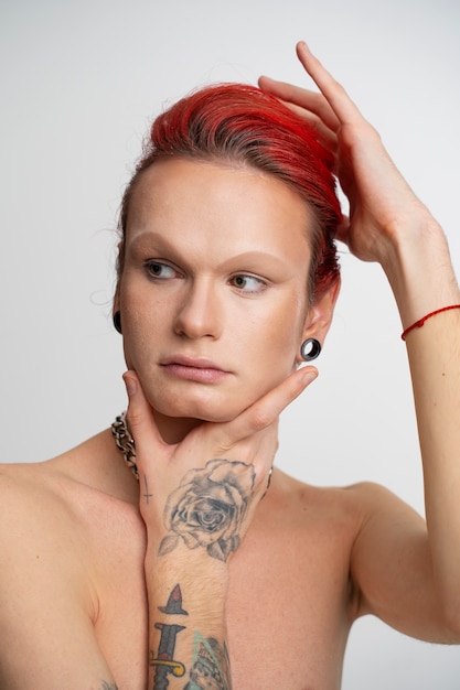 Foto feche a drag queen com tatuagens