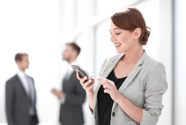 Feche a empresária lendo um texto em seu smartphonephoto com espaço para texto