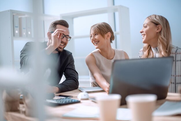 Feche a equipe de negócios bem-sucedida discutindo novas ideias