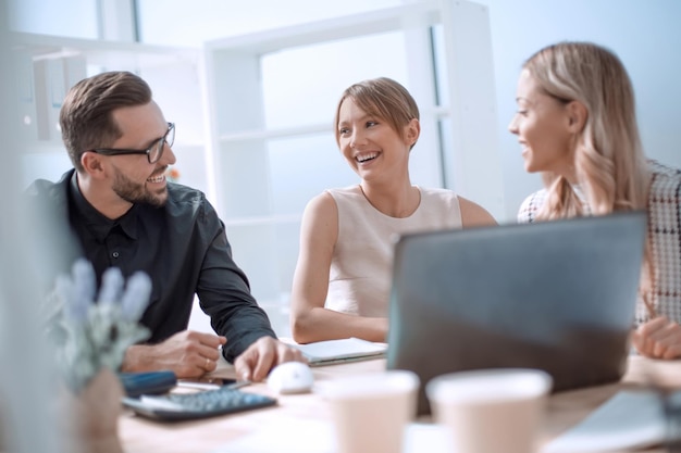 Feche a equipe de negócios bem-sucedida discutindo novas ideias