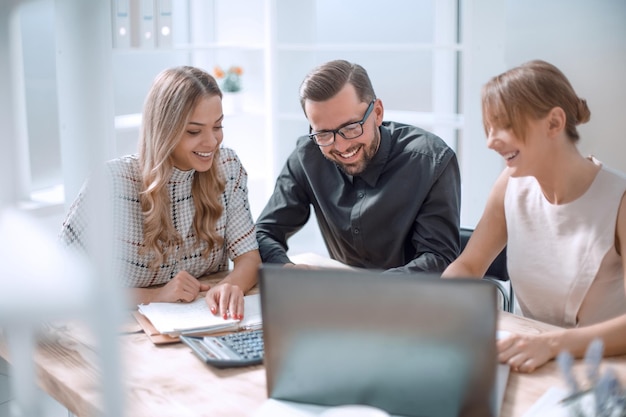 Feche a equipe de negócios bem-sucedida discutindo novas ideias