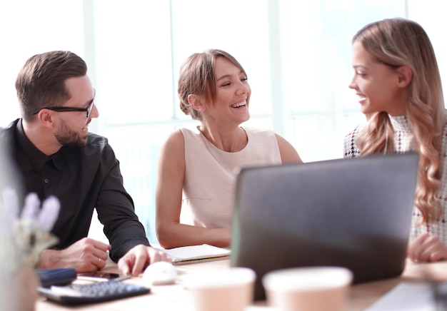 Feche a equipe de negócios bem-sucedida discutindo novas ideias