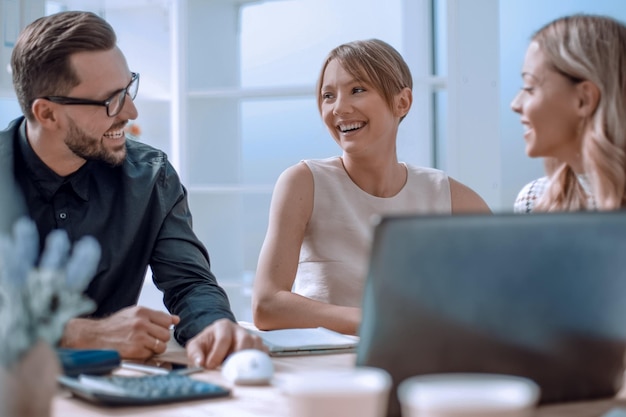 Feche a equipe de negócios bem-sucedida discutindo novas ideias