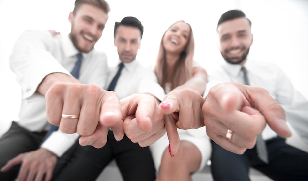 Foto feche a equipe de negócios confiante mostrando para você