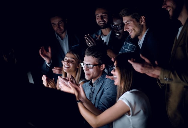 Foto feche a equipe de negócios feliz no local de trabalho