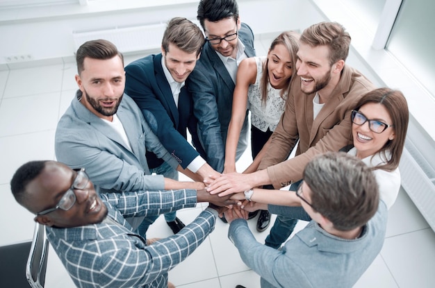 Feche a equipe de negócios moderna em um círculo o conceito de trabalho em equipe