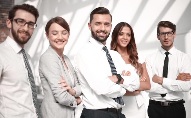 Feche a equipe de negócios profissional em pé no escritório o conceito de trabalho em equipe