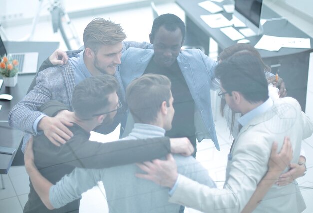 Feche a equipe de negócios se abraçandofoto com espaço de cópia