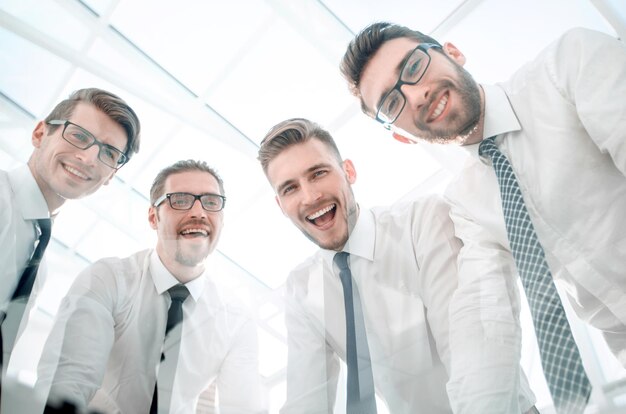 Feche a equipe de negócios sorridente olhando para a câmera