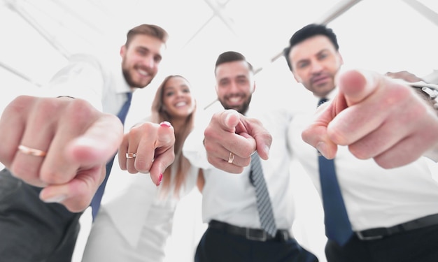 Foto feche a equipe de negócios sorridente se exibindo para você