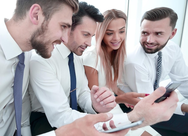 Feche a equipe de negócios usando seus smartphones