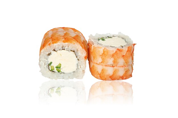 Feche a Filadélfia rolo de sushi com cream cheese de pepino e camarão tigre no topo isolado em