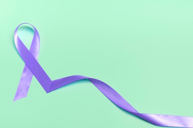 Foto feche a fita roxa em um fundo azul com espaço de cópia dia mundial da epilepsia banner