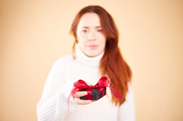 Feche a foto da caixa de presente nas mãos femininas Mulher segurando a caixa de presente Dia dos namorados Conceito de aniversário ou feriados Copiar espaço
