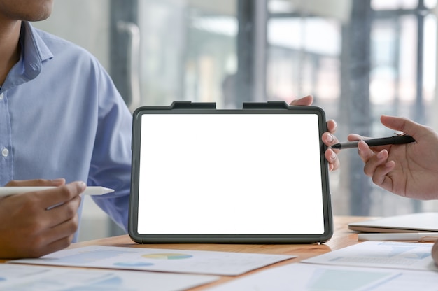 Feche a foto da equipe de negócios usando um tablet moderno de tela em branco