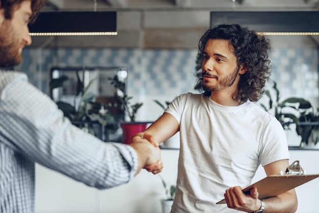 Feche a foto de dois colegas do sexo masculino discutindo um projeto no escritório