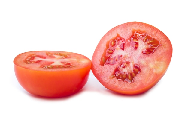 Feche a foto de duas metades de tomate isoladas no fundo branco com traçado de recorte