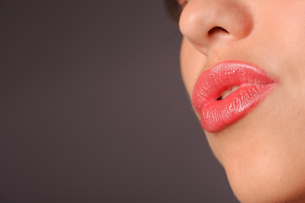 Feche a foto de estúdio dos lábios vermelhos da mulher