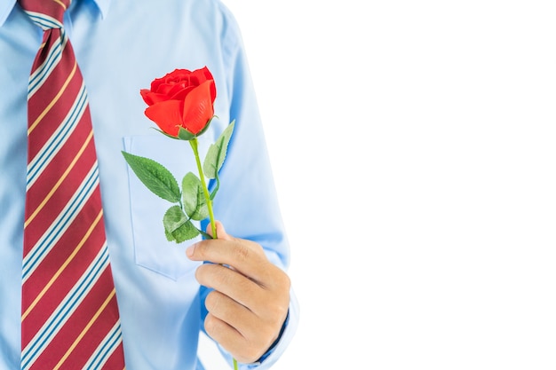 Feche a foto de um homem segurando rosas vermelhas em um fundo branco