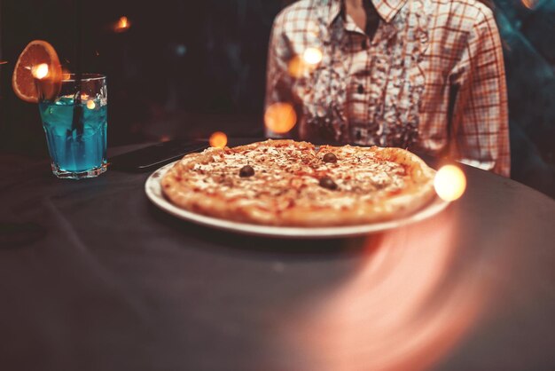 Feche a foto de uma empresária comendo pizza no intervalo para o almoço. foco seletivo. foto de alta qualidade