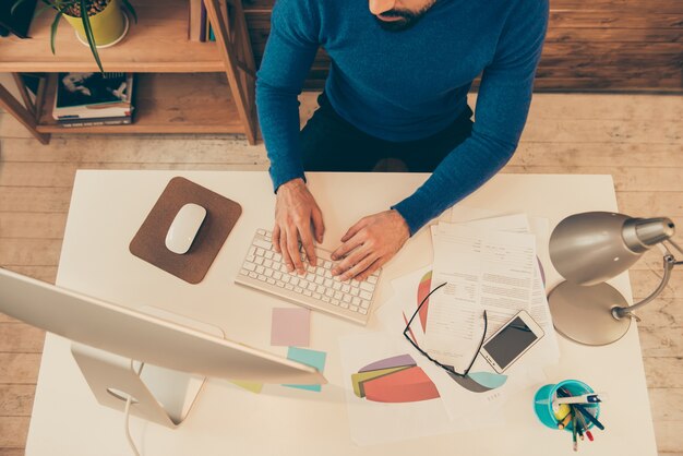 Foto feche a foto do empresário trabalhando no computador no escritório