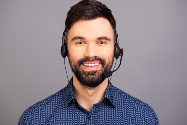 Feche a foto do jovem agente sorridente do call center