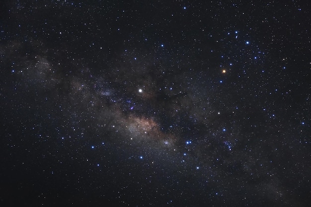 Feche a galáxia da Via Láctea com estrelas e poeira espacial no universo