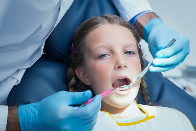 Feche a garota com os dentes examinados