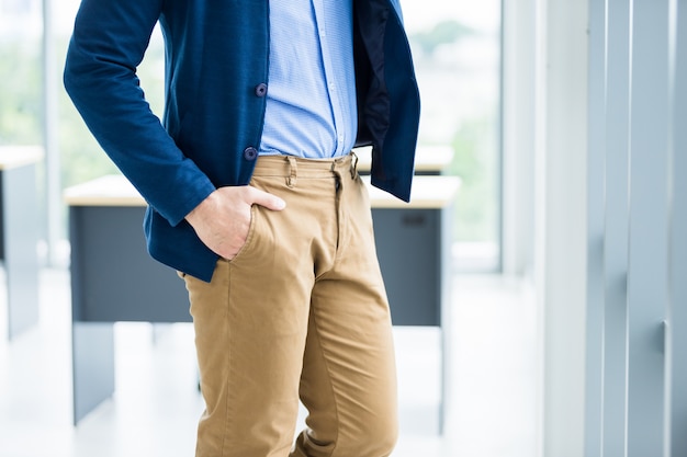 Feche a imagem da moda do pulso em um terno de negócio do homem detalhe de um empresário