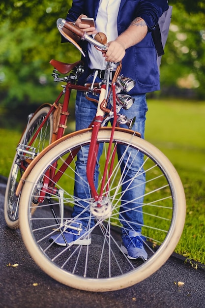 Feche a imagem de um homem em uma bicicleta retrô.