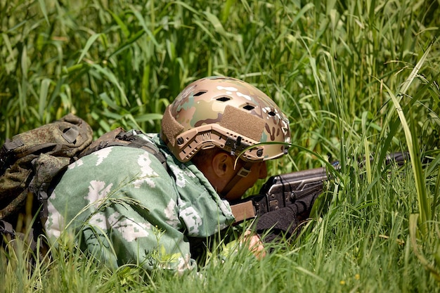 Feche a imagem do rifle de tiro masculino Imagem tirada durante exercícios militares