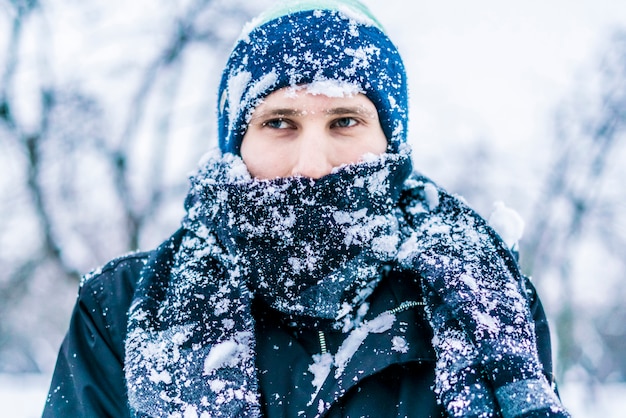 Feche a intimidade do levante com o lenço coberto pela neve em um dia de inverno